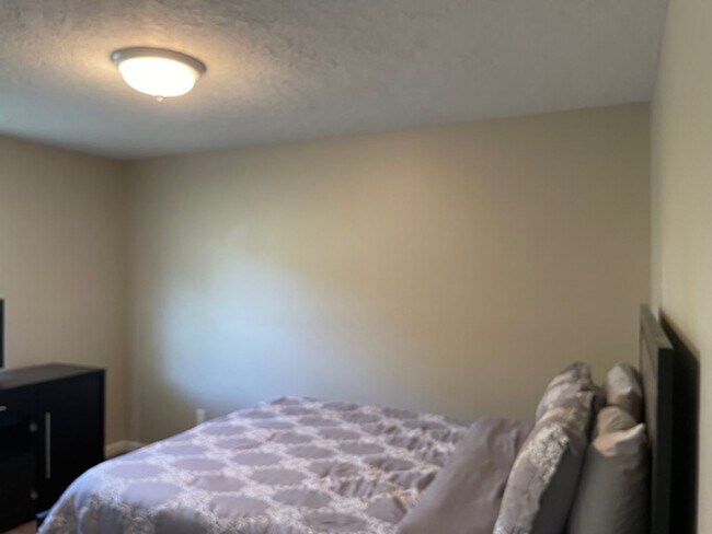 Building Photo - Quaint setting, One Level 3BR/ 2BA 2-Car Garage Condo