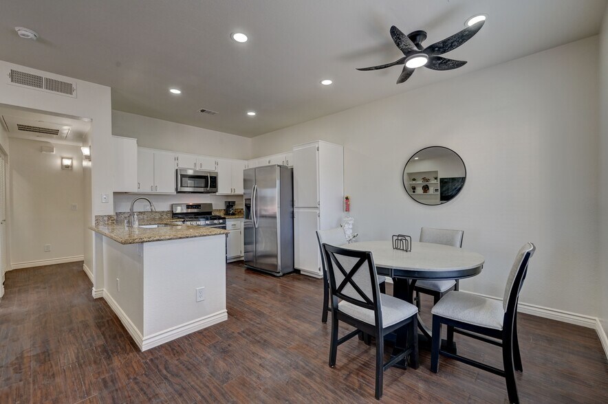Building Photo - 251 S Green Valley Pky