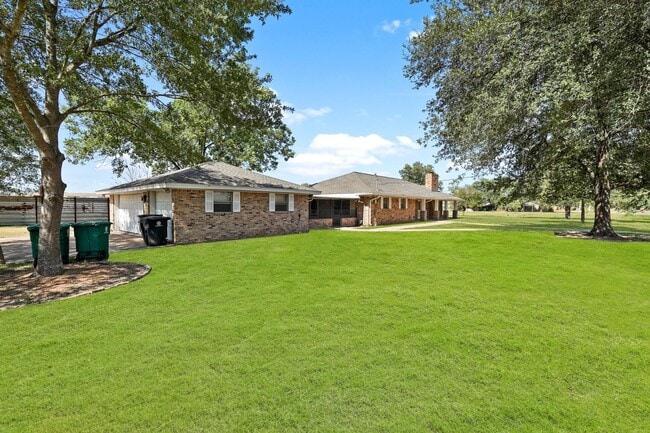 Building Photo - 10645 Oak Brook Dr