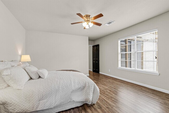 Building Photo - 7911 Heathrow Ln