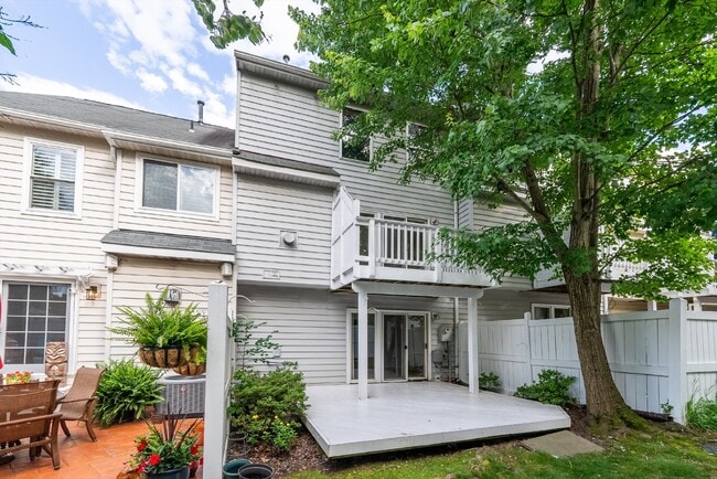 Building Photo - This move-in ready, professionally cleaned 3-bedroom, 3.5-bathroom townhouse in Reston Town Cente...