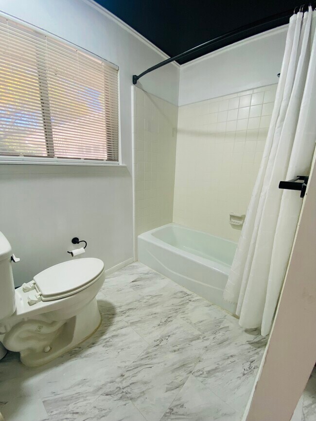 Building Photo - 815 S Roy Reynolds Dr