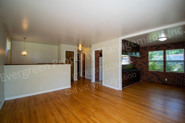 Building Photo - 1916 Larkspur Dr