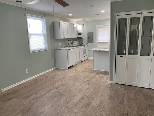Building Photo - Adorable 2 Bedroom End Unit Convenient to W. Friendly Ave
