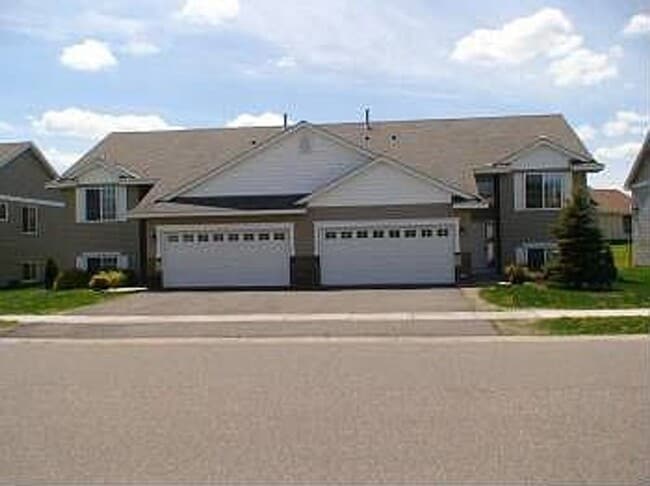 Building Photo - Two Bedroom Two Bathroom Spacious Townhome