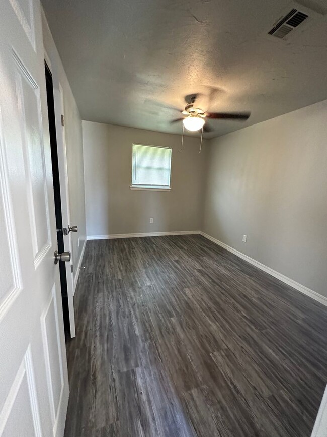 Building Photo - Nice 4 bed 1 bath