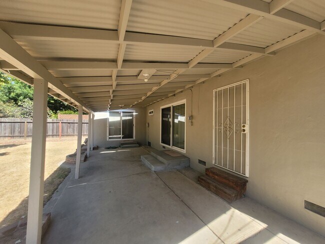 Building Photo - Three bedroom 1 bath with central heat and air