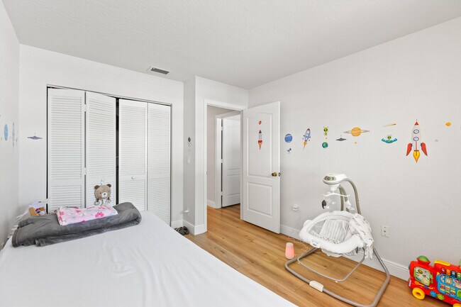 Building Photo - 6805 NW 75th Ct