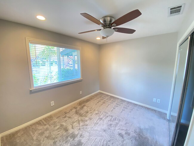 Building Photo - Unique 4 Bedroom 2 bath Guest Home in Ocea...