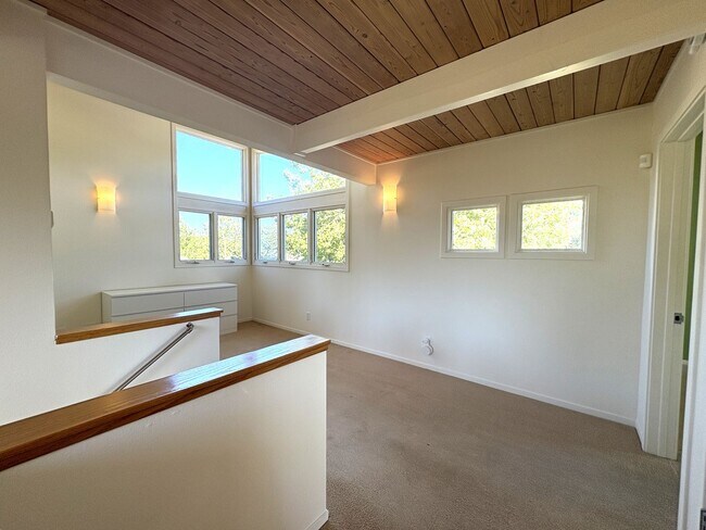 Building Photo - Beautifully Updated 5-Bedroom Home coming ...