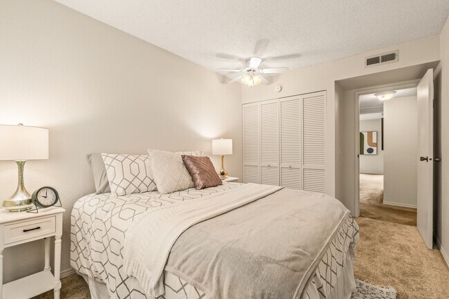 Building Photo - 2 Bedroom 1 Bathroom Lakeside Unit!