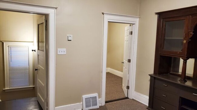 Building Photo - Newly Updated Spacious Three Bedroom Upper...