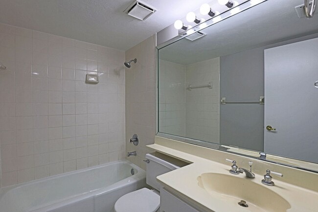 Building Photo - 8805 Lateen Ln
