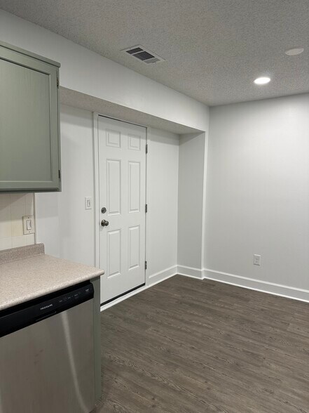 Building Photo - 8 Saint Ives Dr