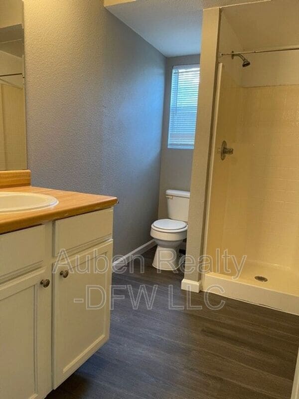 Building Photo - 206 Honey Bee Dr