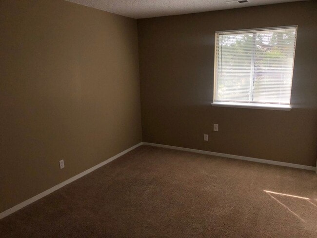 Building Photo - 2 bedroom, 1 bathroom Condominium in Auror...