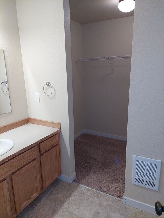 Building Photo - 2200 Greenview Cir