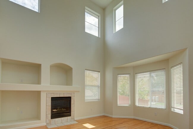 Building Photo - Beautiful home with 3 bedrooms, 2 1/2 bathrooms, 2-car garage ready to move in!  NO PETS & NO SMO...