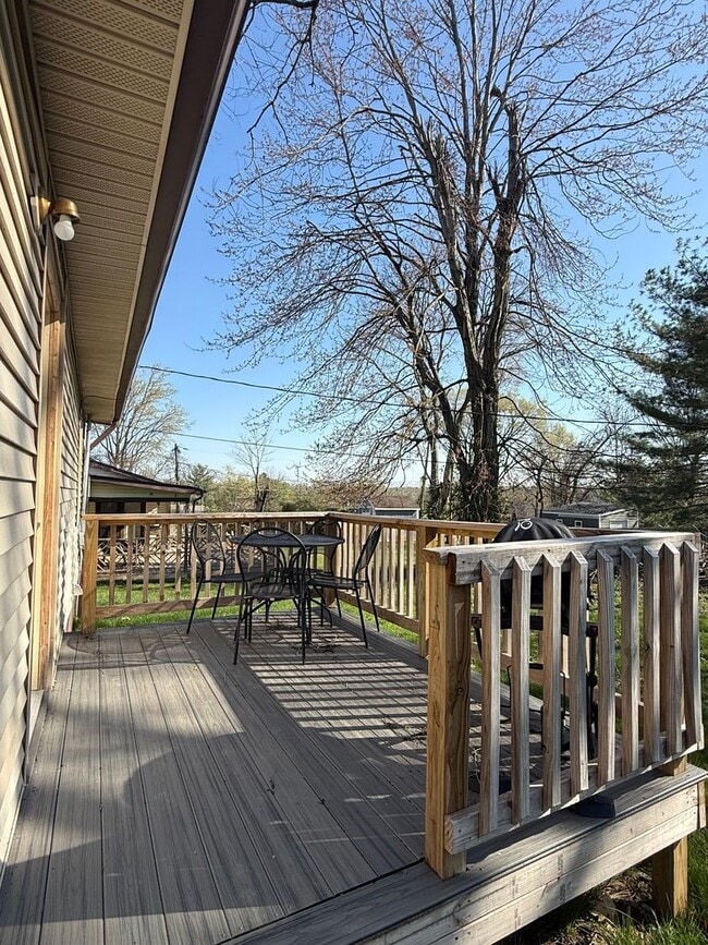 Building Photo - 2 BDRM, 10 MONTH LEASE AVAIL AUGUST-MAY (2...
