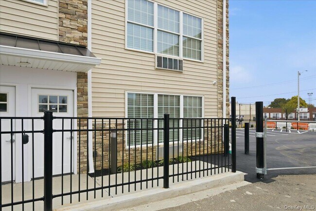 Building Photo - 71 N Main St