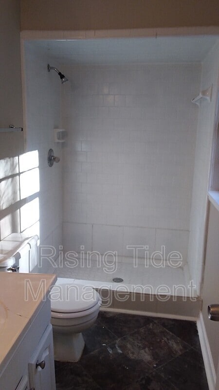 Building Photo - 8905 Valley Hill Dr