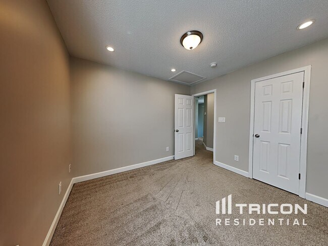 Building Photo - 4424 River Edge Dr