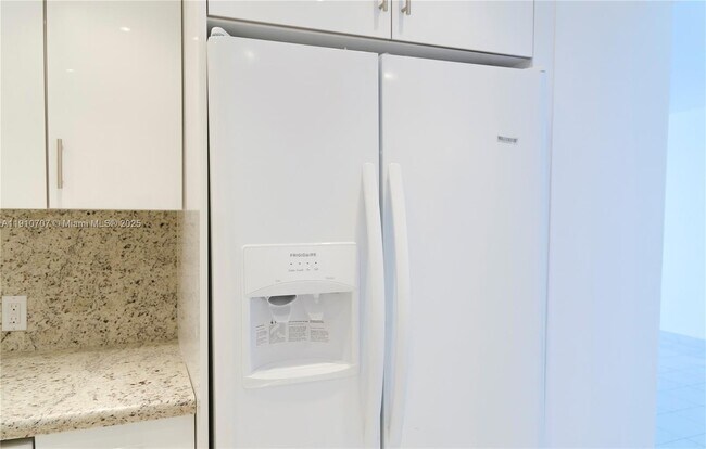 Building Photo - 100 Bayview Dr