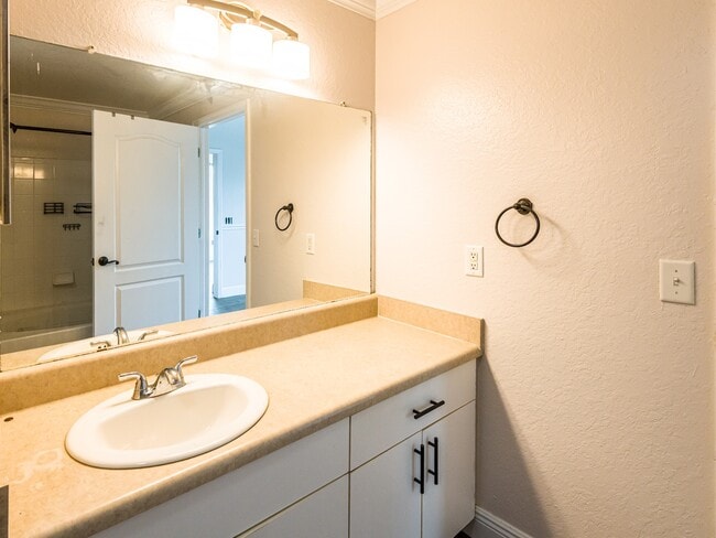 Building Photo - 4142 Central Sarasota Pkwy