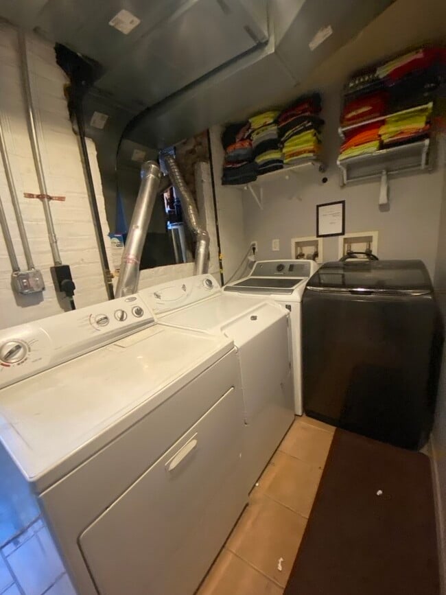 Building Photo - 2825 N Hamlin Ave