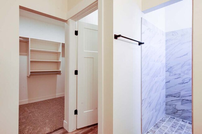 Building Photo - Beautiful Townhome in Cross Hollow Hills! ...