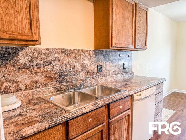 Building Photo - 105 Chesterfield Ct