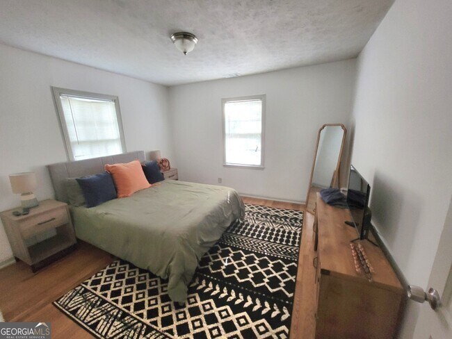 Building Photo - 990 Sycamore Dr