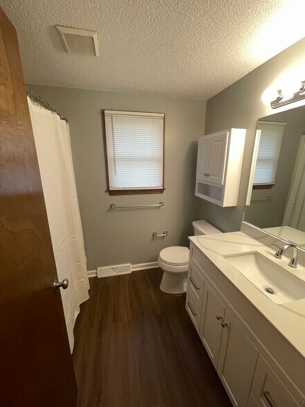 Full bath - 1289 East and West Rd