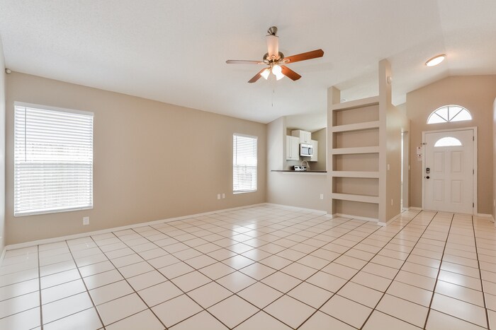 Building Photo - 1121 Shoshanna Dr