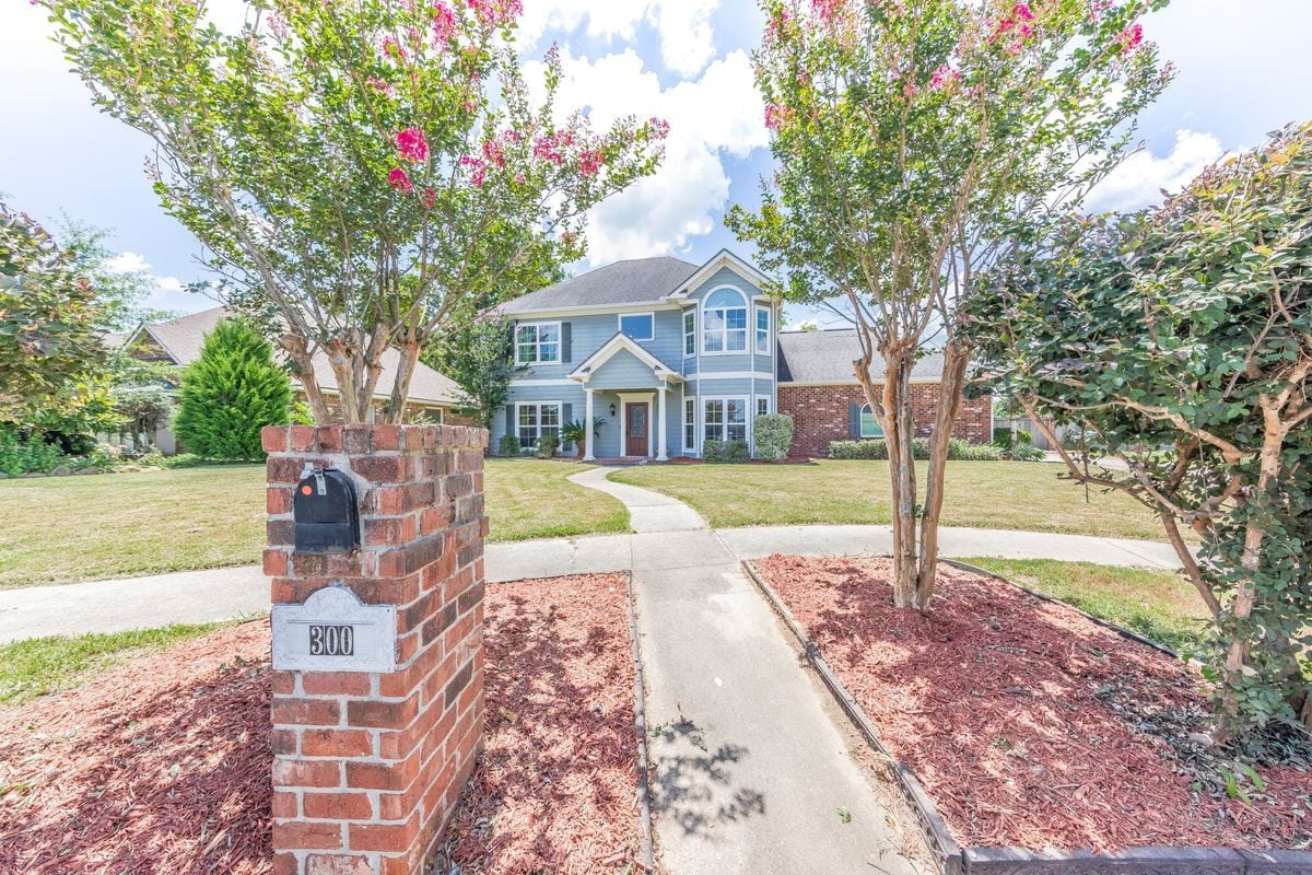 Building Photo - 300 Oak Hollow Dr