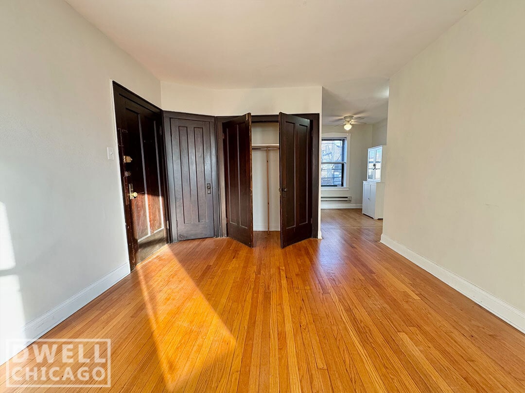 Building Photo - 3825 N Greenview Ave