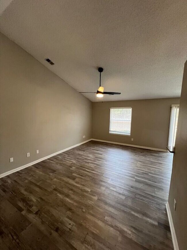Building Photo - 3 Bedroom Updated Single Family Home