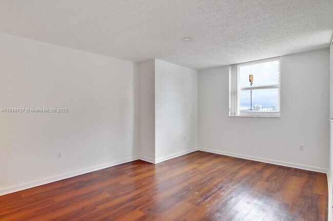 Building Photo - 1756 N Bayshore Dr