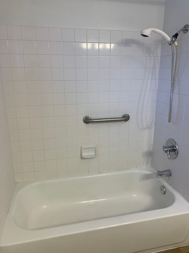 Building Photo - 3 Bedroom, 1.5 Bath House in Pacific Terrace neighborhood