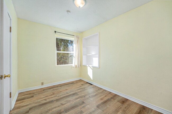 Building Photo - Beautifully remodeled 2 Bedroom home - Clo...