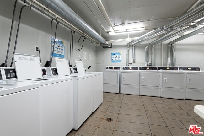 Building Photo - 10982 Roebling Ave