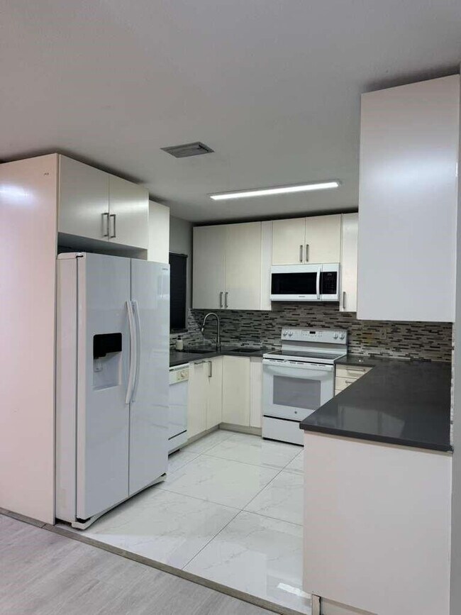 Building Photo - 3167 Cocoplum Cir