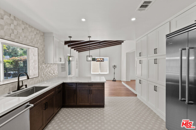 Building Photo - 1527 N Beverly Dr