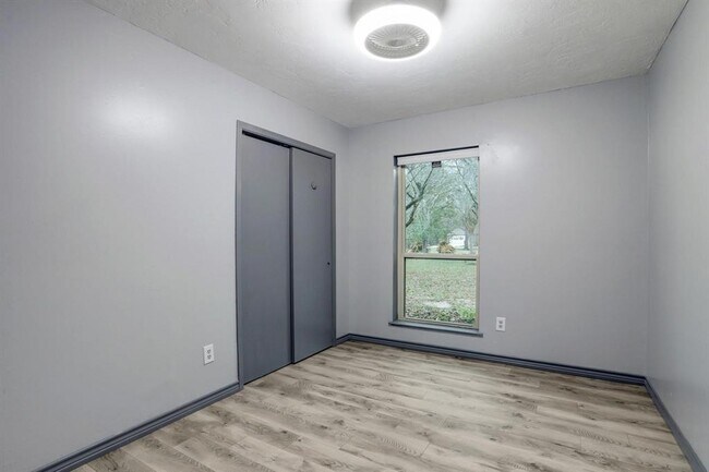 Building Photo - 10407 Fairview Dr