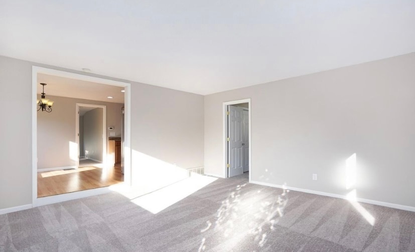 Looking in front door - 2811 3 Mile Rd NE