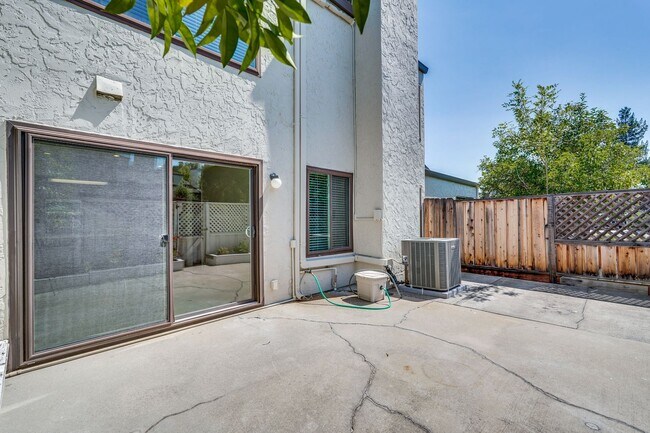 Building Photo - 6651 Bunker Hill Ct