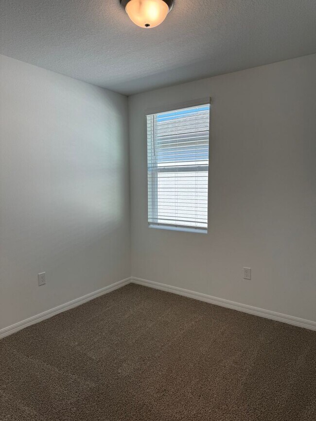 Building Photo - 3 Bedroom 2 Bath with Double Car Garage in Poinciana!