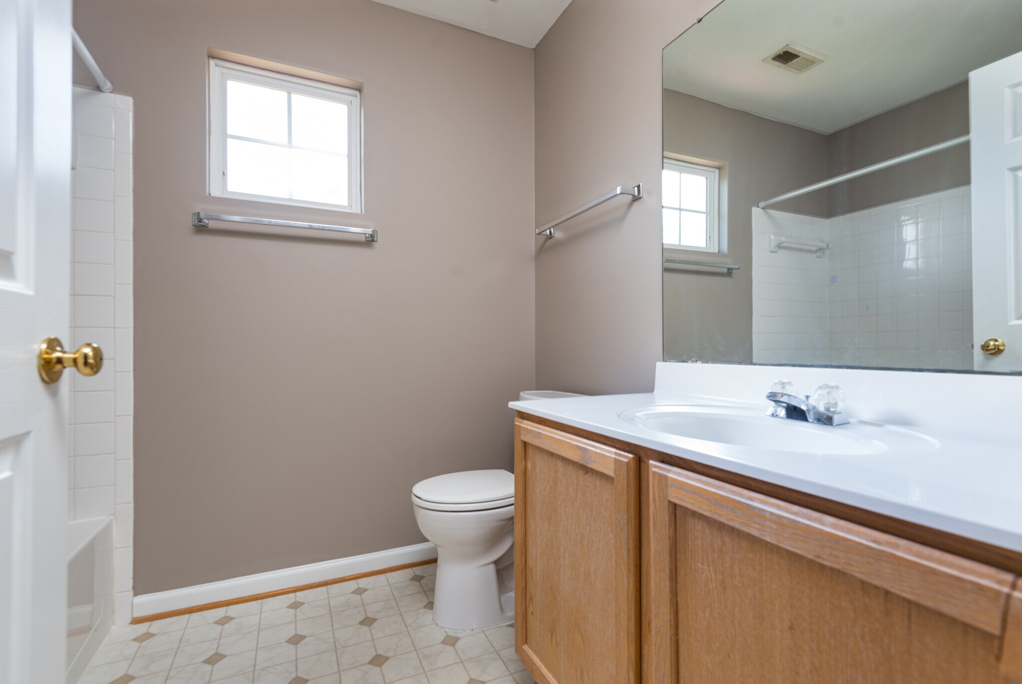 Hall bath - 15121 Toccoa Ct