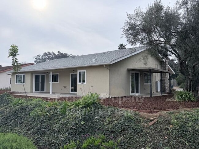 Building Photo - 1320 La Miranda Ave