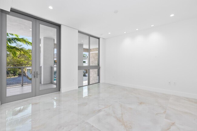 Building Photo - 475 E Royal Palm Rd